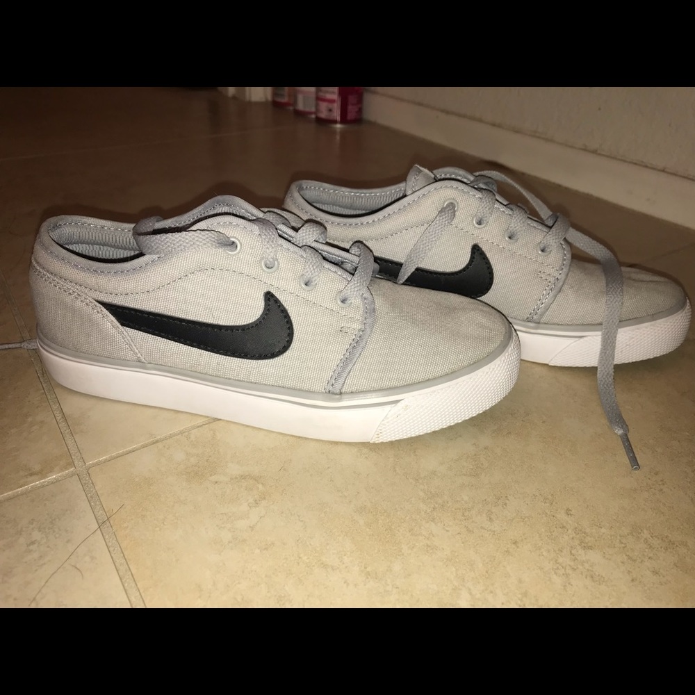 Light gray Boy’s Nike SB canvas